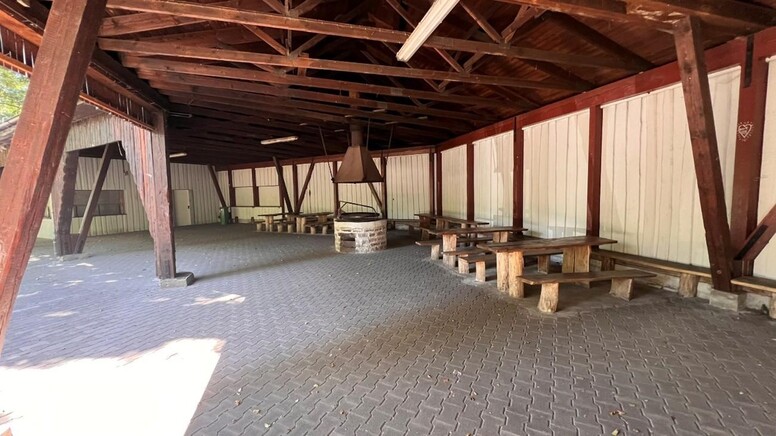 Freizeithütte - Überdachter Bereich mit Grillstelle